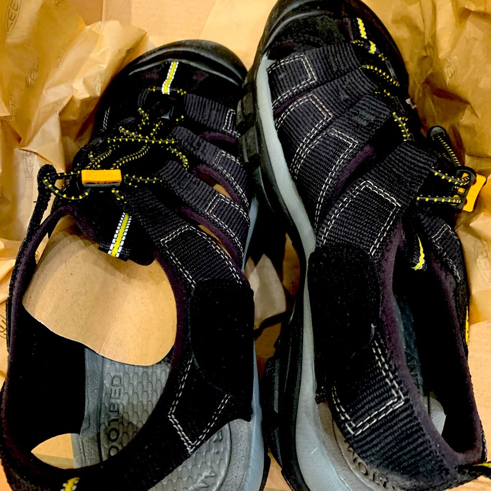 Keen men’s size 10 never worn